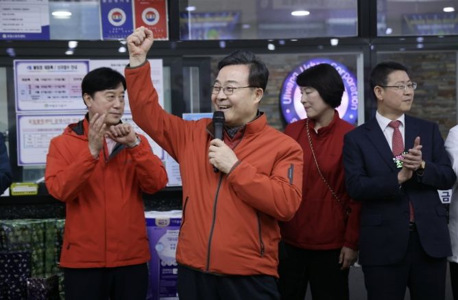 김성제 의왕시장이 대회 참가 선수들을 격려하고 있다.