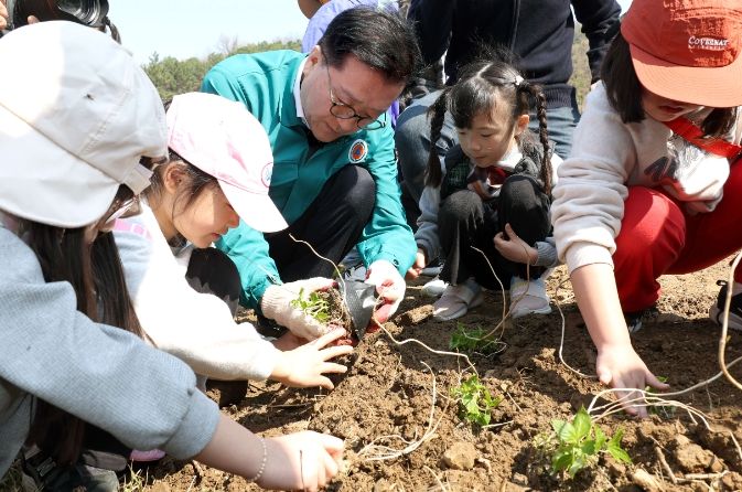 2일, 제81회 식목일 나무심기 행사 참석
