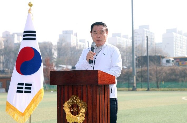 이재식 수원특례시의회 의장이 2일 서수원칠보체육관 인조잔디구장에서 열린 ‘제2회 수원특례시의회 의장배 그라운드골프대회’ 개회식에서 대회사를 하고 있다.