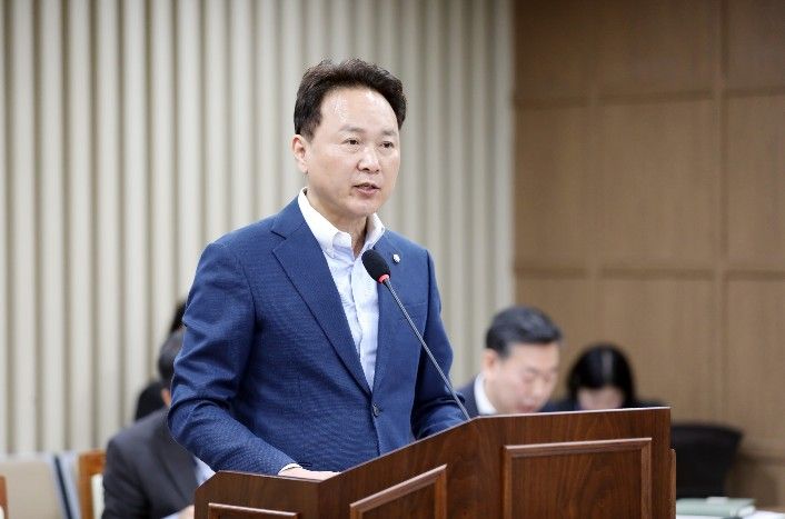 강영우 의원(더불어민주당, 영화·조원1·연무)이 제400회 임시회 도시미래위원회에서 조례안에 대해 설명하고 있다.