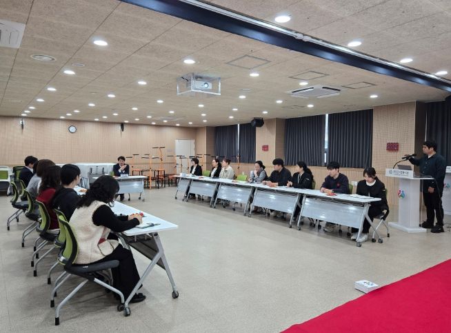 지난 6일, 전상욱 부군수가 통합돌봄센터를 방문하고 주요 프로그램에 대한 점검을 진행하고 있다.