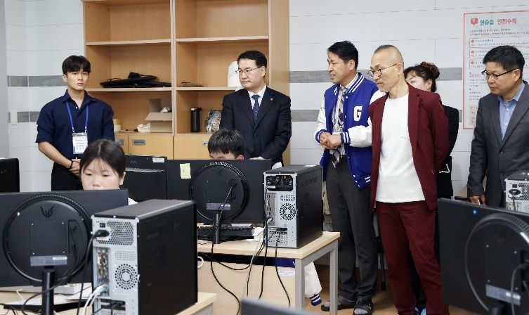 7일 광주소프트웨어마이스터고에서 진행한 광주기능경기대회 모바일로보틱스 종목에서 학생들이 로봇을 조립 및 코딩하고 있다.