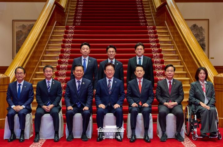 이재명 대통령이 4월 7일 청와대에서 여·야·정 민생경제 협의체 회담에 앞서 참석자들과 기념촬영하고 있다.
<p> </p>
<p>(청와대)