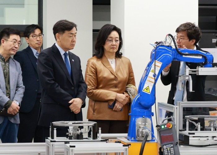 박영선 전 장관, 전북 피지컬AI 현장 방문…