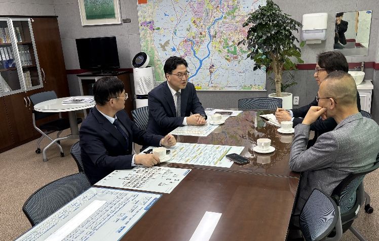 황성환 전라남도부교육감과 최승복 광주광역시부교육감이 9일 협의회를 갖고 있다.