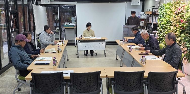 밀양시농업기술센터 치유농업교육장에서 열린 2026년 과수 돌발해충 방제협의회 모습