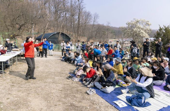 정초립 의원이 강북 도시농업체험장 시농제 행사에서 참석 주민들에게 인사하고 있다.
