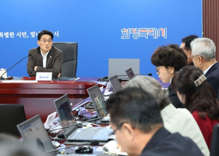 윤성진 화성특례시 제1부시장이 ‘제16회 화성 뱃놀이 축제’ 성공 개최를 위한 전략회의를 주재하며 주요 추진사항을 점검하고 있다