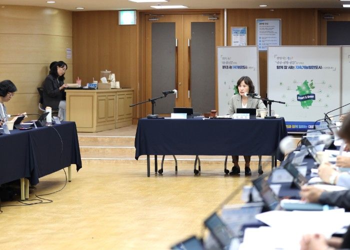 최혜민 광명시장 권한대행(부시장)이 15일 시청 대회의실에서 열린 '2050 탄소중립녹색성장위원회 제1차 정기회의'를 주재하고 있다.